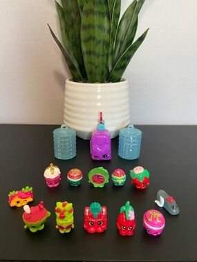 Shopkins Collectible Set: 2 Blue Lanterns, Shoppie Suitcase & 12 Shopkins